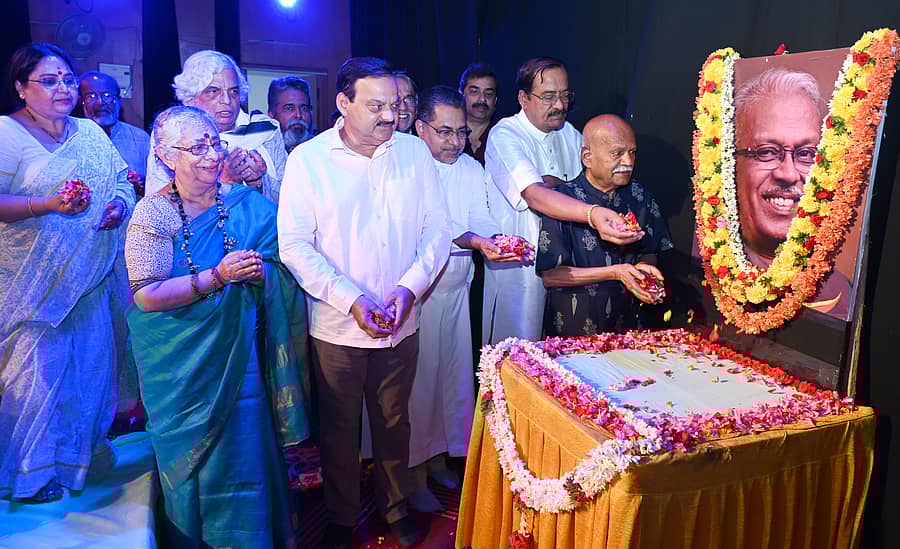 ಕಾರ್ಯಕ್ರಮದಲ್ಲಿ ಎಚ್.ಎಸ್. ವೆಂಕಟೇಶಮೂರ್ತಿ ಅವರ ಭಾವಚಿತ್ರಕ್ಕೆ ಪುಷ್ಪ ನಮನ ಸಲ್ಲಿಸಲಾಯಿತು. ವತ್ಸಲಾ ಮೋಹನ್, ಬಿ.ಜಯಶ್ರೀ, ಶ್ರೀನಿವಾಸ ಜಿ. ಕಪ್ಪಣ್ಣ, ಪ್ರೊ.ಕೆ.ಈ. ರಾಧಾಕೃಷ್ಣ, ಜೋಗಿ (ಗಿರೀಶ್ ರಾವ್ ಹತ್ವಾರ್), ಐ.ಎಂ. ವಿಠಲಮೂರ್ತಿ, ಚಾರ್ಲ್ಸ್ ಲಸ್ರಾಡೊ, ಸುಂದರ್ ವೀಣಾ, ಮಲ್ಲೇಪುರಂ ಜಿ. ವೆಂಕಟೇಶ್, ಹಂಪ ನಾಗರಾಜಯ್ಯ ಉಪಸ್ಥಿತರಿದ್ದರು
ಪ್ರಜಾವಾಣಿ ಚಿತ್ರ