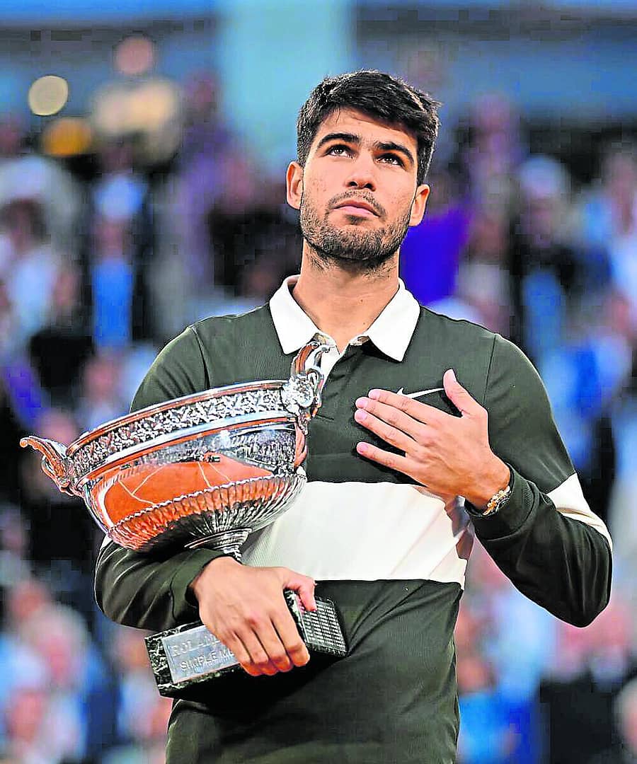 <div class="paragraphs"><p>ಫ್ರೆಂಚ್ ಓಪನ್ ಟೆನಿಸ್ ಟೂರ್ನಿಯಲ್ಲಿ ಭಾನುವಾರ ಪುರುಷರ ಸಿಂಗಲ್ಸ್ನಲ್ಲಿ ಟ್ರೋಫಿ ಜಯಿಸಿದ ಸ್ಪೇನ್ನ ಕಾರ್ಲೋಸ್ ಅಲ್ಕರಾಜ್</p></div>