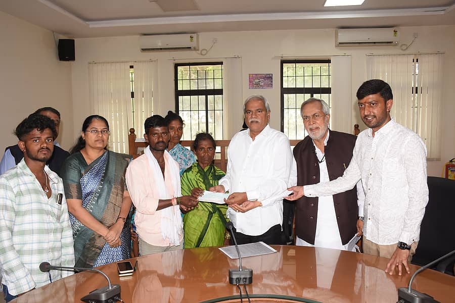 ಯಾದಗಿರಿ ತಾಲ್ಲೂಕಿನ ಹೊನಗೇರಾದ ಮೃತ ಶಿವಲಿಂಗನ ಕುಟುಂಬಕ್ಕೆ ಸೋಮವಾರ ಜಿಲ್ಲಾಡಳಿತ ಕಚೇರಿಯಲ್ಲಿ ಜಿಲ್ಲಾ ಉಸ್ತುವಾರಿ ಸಚಿವ ಶರಣಬಸಪ್ಪ ದರ್ಶನಾಪುರ ₹25 ಲಕ್ಷ ಮೊತ್ತದ ಚೆಕ್ ವಿತರಿಸಿದರು