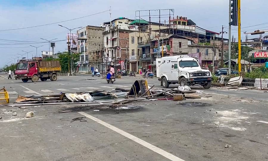 ಇಂಫಾಲ್ ಸಂಪರ್ಕಿಸುವ ರಸ್ತೆಗಳನ್ನು ಪ್ರತಿಭಟನಕಾರರು ತಡೆದಿರುವುದು.