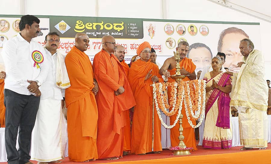 ಶಿವಮೊಗ್ಗದಲ್ಲಿ ಮಂಗಳವಾರ ಶ್ರೀಗಂಧ ಸಂಸ್ಥೆಯಿಂದ ಮಾಜಿ ಡಿಸಿಎಂ ಕೆ.ಎಸ್. ಈಶ್ವರಪ್ಪ ಹುಟ್ಟುಹಬ್ಬದ ಅಂಗವಾಗಿ ಆಯೋಜಿಸಿದ್ದ ಧರ್ಮ ಸಭೆಯನ್ನು ಉಡುಪಿ ಪೇಜಾವರ ಮಠದ ವಿಶ್ವಪ್ರಸನ್ನತೀರ್ಥ ಸ್ವಾಮೀಜಿ ಉದ್ಘಾಟಿಸಿದರು