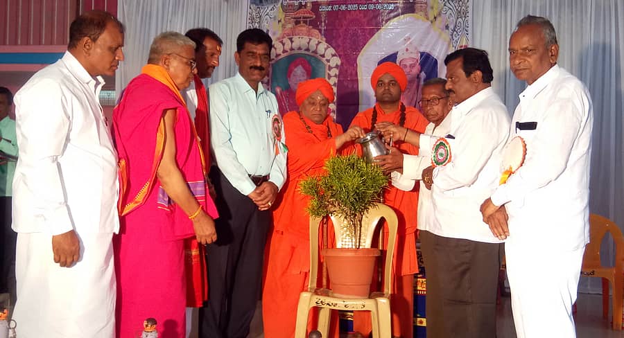 ಮೊಳಕಾಲ್ಮುರು ತಾಲ್ಲೂಕಿನ ಕೊಂಡ್ಲಹಳ್ಳಿಯಲ್ಲಿ ಸಾಲೇಶ್ವರ ದೇವಸ್ಥಾನ ಲೋಕಾರ್ಪಣೆ ಅಂಗವಾಗಿ ಸೋಮವಾರ ನಡೆದ ಧಾರ್ಮಿಕ ಸಭೆಯನ್ನು ಶಿವಪ್ಪ ಶೆಟ್ರು ಉದ್ಘಾಟಿಸಿದರು