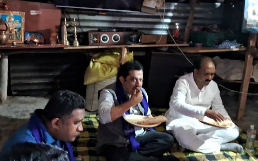 ಮಾದಾರ ಚನ್ನಯ್ಯ ಕೊಳೆಗೇರಿಯ ಶರಣಯ್ಯ ಅವರ ಶೆಡ್ನಲ್ಲಿ ಜಮೀರ್ ಅಹಮದ್, ಪ್ರಸಾದ್ ಅಬ್ಬಯ್ಯ ಅವರು ಊಟ ಮಾಡಿದರು.