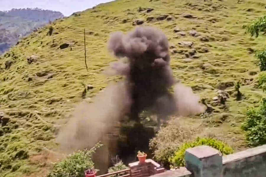 ರಜೌರಿ ಜಿಲ್ಲೆಯ ಗ್ರಾಮವೊಂದರಲ್ಲಿ ಸೇನಾ ಪಡೆ ವಶಕ್ಕೆ ಪಡೆದ ಶೆಲ್‌ ನಿಷ್ಕ್ರಿಯಗೊಳಿಸಲಾಯಿತು