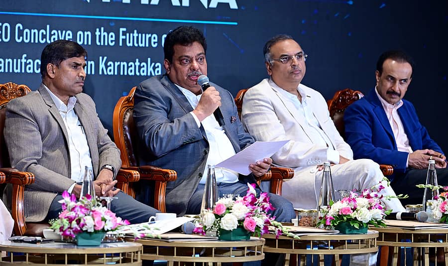 ನಗರದಲ್ಲಿ ಏರ್ಪಡಿಸಿದ್ದ 'ಉತ್ಪಾದನಾ ಮಂಥನ' ಸಮಾವೇಶದಲ್ಲಿ ಸಚಿವ ಎಂ.ಬಿ.ಪಾಟೀಲ ಮಾತನಾಡಿದರು. ಎಸ್.ಸೆಲ್ವಕುಮಾರ್, ಪ್ರಶಾಂತ್ ಪ್ರಕಾಶ್, ಗುಂಜನ್ ಕೃಷ್ಣ ಇದ್ದರು.
–ಪ್ರಜಾವಾಣಿ ಚಿತ್ರ:ರಂಜು ಪಿ.