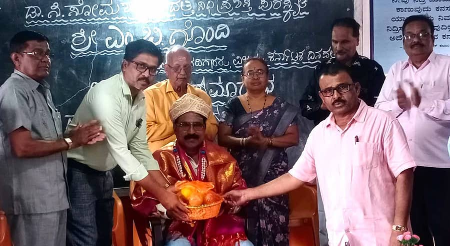 ರಾಮದುರ್ಗದ ವಿಶ್ವಭಾರತಿ ಪಿಯು ಕಾಲೇಜಿನಲ್ಲಿ ಕಾಸರಗೋಡು ಕನ್ನಡ ಪತ್ರಕರ್ತರ ಕ್ಷೇಮಾಭಿವೃದ್ಧಿ ಸಂಘ ನೀಡುವ ನಿವೃತ್ತ ಐಎಎಸ್ ಅಧಿಕಾರಿ ಡಾ. ಸಿ.ಸೋಮಶೇಖರ ದತ್ತಿನಿಧಿ ರಾಜ್ಯ ಪ್ರಶಸ್ತಿ ಪುರಸ್ಕೃತ ಪತ್ರಕರ್ತ ಮಲ್ಲಿಕಾರ್ಜುನರಡ್ಡಿ ಗೊಂದಿ ಅವರನ್ನು ಸನ್ಮಾನಿಸಲಾಯಿತು.
