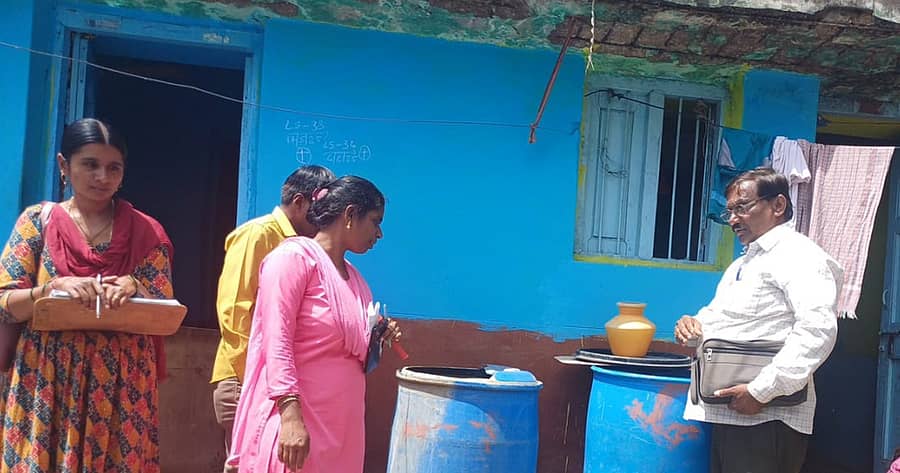 ಚಿತ್ರದುರ್ಗದ ಬಡಾಮಕಾನ್‌ ಪ್ರದೇಶದಲ್ಲಿ ನೀರಿನ ಡ್ರಮ್‌ ಪರಿಶೀಲಿಸುತ್ತಿರುವ ಆರೋಗ್ಯ ಇಲಾಖೆ ಸಿಬ್ಬಂದಿ