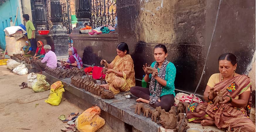 <div class="paragraphs"><p>ಬನಹಟ್ಟಿ ನಗರದಲ್ಲಿ ಮಂಗಳವಾರ ಕಾರ ಹುಣ್ಣಿಮೆಯ ಅಂಗವಾಗಿ ಕುಂಬಾರರು ಎತ್ತುಗಳನ್ನು ತಯಾರಿಸುವುದು ಗಮನ ಸೆಳೆಯಿತು</p></div>