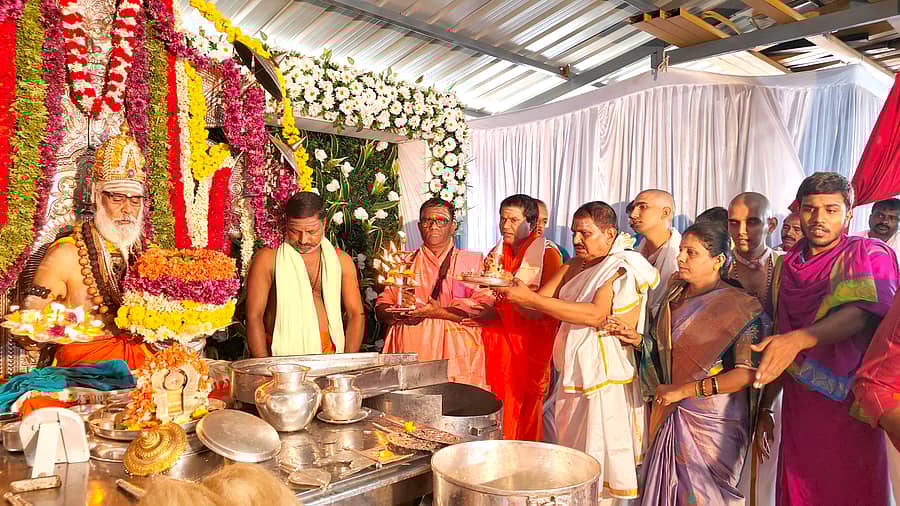 ಹೊಳೆಹೊನ್ನೂರು ಸಮೀಪದ ಹನುಮಂತಾಪುರದ ಗ್ರಾಮದಲ್ಲಿ ಬಾಳೆಹೊನ್ನೂರು ರಂಭಾಪುರಿ ಶ್ರೀ ಇಷ್ಠಲಿಂಗ ಪೂಜೆ ನೆರೆವೇರಿಸಿದರು