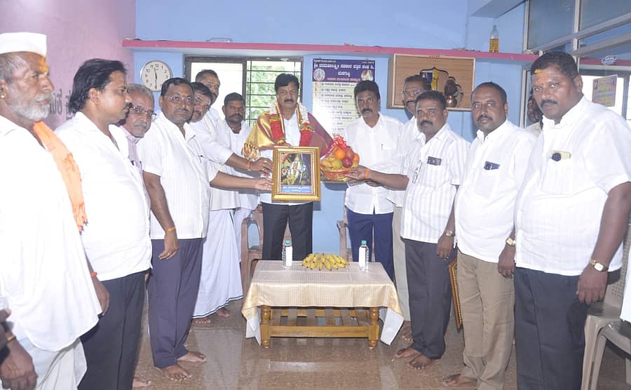 ಮೂಡಲಗಿ ತಾಲ್ಲೂಕಿನ ಮಸಗುಪ್ಪಿಯ ಮಹಾಲಕ್ಷ್ಮೀದೇವಿ ದರ್ಶನ ಪಡೆದ ಶಾಸಕ ರಮೇಶ ಜಾರಕಿಹೊಳಿ ಅವರನ್ನು ದೇವಸ್ಥಾನ ಟ್ರಸ್ಟ್ ಕಮಿಟಿಯವರು ಸನ್ಮಾನಿಸಿದರು. ವಿಧಾನ ಪರಿಷತ್ ಸದಸ್ಯ ಲಖನ್ ಜಾರಕಿಹೊಳಿ ಚಿತ್ರದಲ್ಲಿರುವರು.