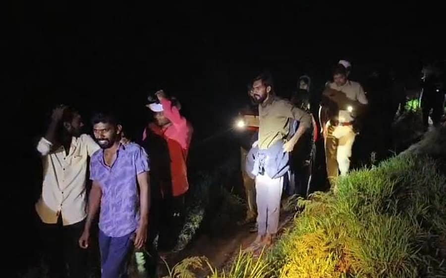 ಮೂಡಿಗೆರೆ ತಾಲ್ಲೂಕಿನ ಬಲ್ಲಳರಾಯನದುರ್ಗ ಮತ್ತು ಬಂಡಾಜೆ ಜಲಪಾತಕ್ಕೆ ಚಾರಣ ಬಂದು ತಪ್ಪಿಸಿಕೊಂಡಿದ್ದ ವಿದ್ಯಾರ್ಥಿಗಳಿಗನ್ನು ಪೊಲೀಸರು, ಸ್ಥಳೀಯರು ಮಧ್ಯರಾತ್ರಿ ಕರೆ ತಂದರು