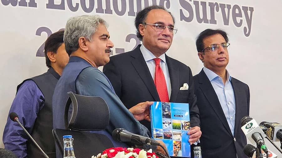 <div class="paragraphs"><p>ಪಾಕಿಸ್ತಾನದ ವಿತ್ತ ಸಚಿವ ಮೊಹಮ್ಮದ್ ಔರಂಗಜೇಬ್ ಆರ್ಥಿಕ ಸಮೀಕ್ಷೆಯ ವರದಿಯನ್ನು ಬಿಡುಗಡೆ ಮಾಡಿದರು</p></div>