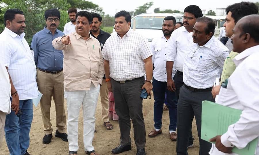 ಸಿಂದಗಿ ಸಮೀಪದ ಗುತ್ತಿ ಬಸವಣ್ಣ ಏತ ನೀರಾವರಿ ಯೋಜನೆಯ 31 ‘ಎ’ ಕಾಲುವೆಯನ್ನು ಕೃಷ್ಣಾ ಭಾಗ್ಯ ಜಲ ನಿಗಮ ವ್ಯವಸ್ಥಾಪಕ ನಿರ್ದೇಶಕ ಮೋಹನರಾಜ್ ಮಂಗಳವಾರ ವೀಕ್ಷಿಸಿದರು. ಶಾಸಕ ಅಶೋಕ ಮನಗೂಳಿ ಹಾಜರಿದ್ದರು