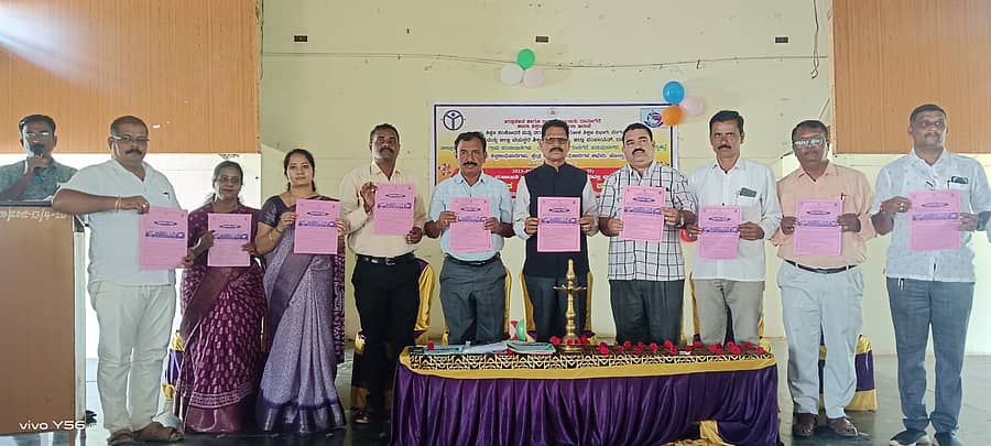 ಹೊನ್ನಾಳಿ ಸರ್ಕಾರಿ ನೌಕರರ ಭವನದಲ್ಲಿ ಸಾಕ್ಷರತಾ ಕಾರ್ಯಕ್ರಮಗಳ ಕುರಿತು ಅರಿವು ಮೂಡಿಸುವ ಕರಪತ್ರಗಳನ್ನು ಜಿಲ್ಲಾ ವಯಸ್ಕರ ಶಿಕ್ಷಣಾಧಿಕಾರಿ ಮಹೇಶ್ ದೊಡ್ಡಮನಿ ಬಿಡುಗಡೆ ಮಾಡಿದರು  