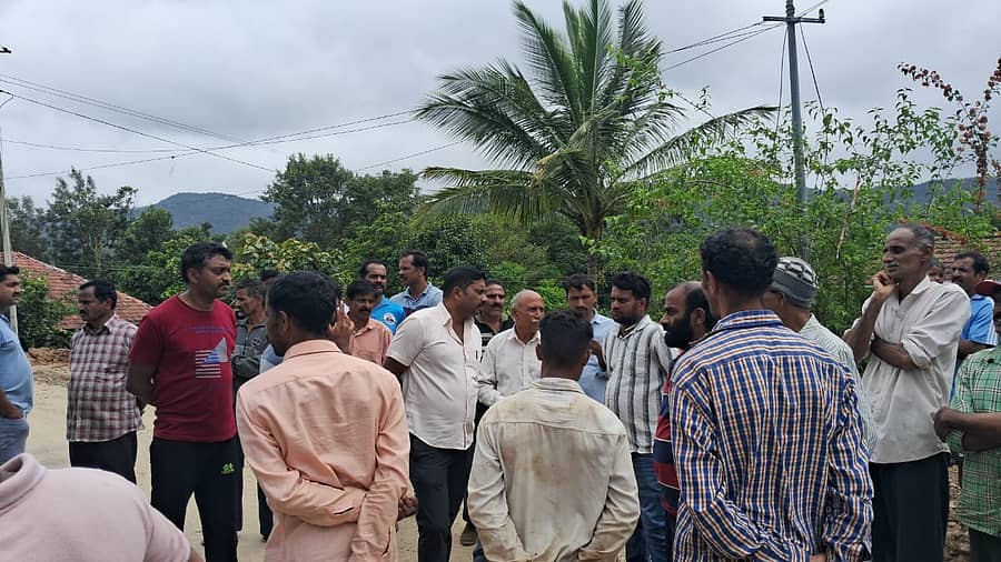 ಸೋಮವಾರಪೇಟೆ ಮಾಗಡಿ - ಜಾಲ್ಸುರು ರಾಜ್ಯ ಹೆದ್ದಾರಿ 85 ರ ಸೋಮವಾರಪೇಟೆಯ ಅಲೆಕಟ್ಟೆ - ತೋಳುರುಶೆಟ್ಟಳ್ಳಿ - ಕೂತಿ ಮಾರ್ಗ ರಸ್ತೆ ವಿಸ್ತರಣೆ ಕಾಮಗಾರಿ ಕಳಪೆಯಿಂದ ಕೂಡಿದೆ ಎಂದು ಆರೋಪಿಸಿ ಕೂತಿ ಗ್ರಾಮಸ್ಥರು ಇಂದು ಕೆಲಸವನ್ನು ಮಂಗಳವಾರ ತಡೆಯಲು ಮುಂದಾದರು 