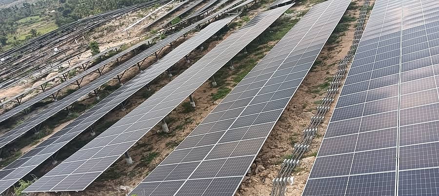 ಹಾಲ್ಕುರಿಕೆಯ ರೇವಣಸಿದ್ದೇಶ್ವರ ಬೆಟ್ಟದಲ್ಲಿ ಅಳವಡಿಸಿರುವ ಸೋಲಾರ್ ಘಟಕ