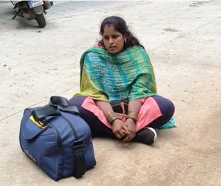 ನ್ಯಾಯಕ್ಕೆ ಆಗ್ರಹಿಸಿ ರಾಮನಗರ ತಾಲ್ಲೂಕಿನ ಬಿಳಗುಂಬದಲ್ಲಿರುವ ಪತಿ ಮನೆ ಎದುರು ಏಕಾಂಗಿಯಾಗಿ ಪ್ರತಿಭಟನೆ ನಡೆಸಿದ ಯುವತಿ ರಕ್ಷಿತಾ