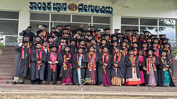 ಕುಶಾಲನಗರ ಸರ್ಕಾರಿ ಎಂಜಿನಿಯರ್ ಕಾಲೇಜಿನ ಕಂಪ್ಯೂಟರ್ ಸೈನ್ಸ್ ಅಂತಿಮ ವರ್ಷ ಪೂರ್ಣಗೊಳಿಸಿದ ವಿದ್ಯಾರ್ಥಿಗಳು .