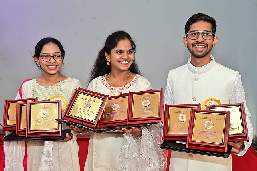 <div class="paragraphs"><p>ಬೆಂಗಳೂರಿನ ಸೆಂಟ್ರಲ್ ಕಾಲೇಜಿನ ಜ್ಞಾನಜ್ಯೋತಿ ಸಭಾಂಗಣದಲ್ಲಿ ಬುಧವಾರ ನಡೆದ ಬೆಂಗಳೂರು ನಗರ ವಿಶ್ವವಿದ್ಯಾಲಯ 4ನೇ ಘಟಿಕೋತ್ಸವ ಸಮಾರಂಭದಲ್ಲಿ ಬಿ.ಕಾಂನಲ್ಲಿ 3 ಚಿನ್ನದ ಪದಕ ಪಡೆದ ಸಂಜನಾ ಆರ್.ಎಸ್., ಎಂ.ಎಸ್ಸಿ ರಸಾಯನ ವಿಜ್ಞಾನದಲ್ಲಿ 5 ಚಿನ್ನದ ಪದಕ ಪಡೆದ ಅನುಷಾ ಎಸ್. ಮತ್ತು ಬಿಬಿಎ ಪದವಿಯಲ್ಲಿ  3 ಚಿನ್ನದ ಪದಕ ಪಡೆದ ಮನನ್ ಜೈನ್ ಸಂಭ್ರಮಿಸಿದ ಕ್ಷಣ </p></div>