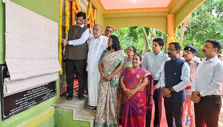 ಮೈಸೂರು ಪ್ರಾದೇಶಿಕ ಅರಣ್ಯ ವಿಭಾಗವು ಚಾಮುಂಡಿಬೆಟ್ಟದಲ್ಲಿ ನಿರ್ಮಿಸಿರುವ ಪರಿಸರ ಮಾಹಿತಿ ಕೇಂದ್ರದ ಕಟ್ಟಡವನ್ನು ಡಾ.ಎಚ್‌.ಸಿ.ಮಹದೇವಪ್ಪ ಲೋಕಾರ್ಪಣೆಗೊಳಿಸಿದರು– ಪ್ರಜಾವಾಣಿ ಚಿತ್ರ.