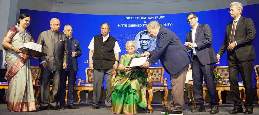 ರಾಜ್ಯಸಭಾ ಸದಸ್ಯೆ ಸುಧಾಮೂರ್ತಿ ಅವರಿಗೆ ‘ಜೆಸ್ಟಿಸ್‌ ಕೆ.ಎಸ್‌.ಹೆಗ್ಡೆ ಚಾರಿಟಬಲ್‌ ಪ್ರತಿಷ್ಠಾನದ ಪ್ರಶಸ್ತಿ-2025‘ ನೀಡಿ ಗೌರವಿಸಲಾಯಿತು. ನಿಟ್ಟೆ ಪರಿಗಣಿತ ವಿಶ್ವವಿದ್ಯಾಲಯದ ಕುಲಾಧಿಪತಿ ಎನ್‌.ವಿನಯ್‌ ಹೆಗ್ಡೆ, ಲೋಕಾಯುಕ್ತ ನಿವೃತ್ತ ನ್ಯಾಯಾಧೀಶ ಎನ್‌.ಸಂತೋಷ್‌ ಹೆಗ್ಡೆ, ನಿಟ್ಟೆ ಶಿಕ್ಷಣಸಂಸ್ಥೆಯ ಹಿರಿಯ ಸಲಹೆಗಾರ ಡಾ.ಎನ್‌.ಆರ್‌.ಶೆಟ್ಟಿ ಇತರರು ಇದ್ದರು.