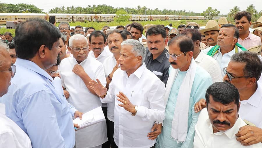 ಗುಬ್ಬಿ ತಾಲ್ಲೂಕಿನ ಸುಂಕಾಪುರಕ್ಕೆ ಬುಧವಾರ ಕೇಂದ್ರ ಜಲ ಶಕ್ತಿ, ರೈಲ್ವೆ ಖಾತೆ ರಾಜ್ಯ ಸಚಿವ ವಿ.ಸೋಮಣ್ಣ ಭೇಟಿ ನೀಡಿ ಪರಿಶೀಲಿಸಿದರು. ಮಾಜಿ ಸಂಸದ ಜಿ.ಎಸ್‌.ಬಸವರಾಜು, ಮಾಜಿ ಸಚಿವ ಸೊಗಡು ಶಿವಣ್ಣ, ಜೆಡಿಎಸ್‌ ಜಿಲ್ಲಾ ಘಟಕದ ಅಧ್ಯಕ್ಷ ಆರ್.ಸಿ.ಆಂಜನಪ್ಪ ಇತರರು ಉಪಸ್ಥಿತರಿದ್ದರು