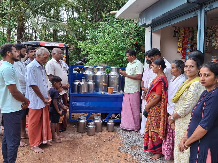 ಉಪ್ಪಿನಂಗಡಿ ಸಮೀಪ ನೆಲ್ಯಾಡಿ ಹಾಲು ಉತ್ಪಾದಕರ ಸಂಘದ ವತಿಯಿಂದ ವಾಹನದ ಮೂಲಕ ಮನೆ ಬಾಗಿಲಿಗೆ ತೆರಳಿ ಹಾಲು ಸಂಗ್ರಹಿಸುತ್ತಿರುವ ದೃಶ್ಯ