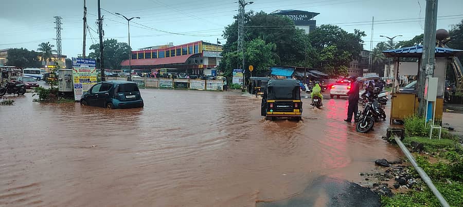 ಭಟ್ಕಳದಲ್ಲಿ ಸುರಿದ ಭಾರಿ ಮಳೆಗೆ ಸಂಶುದ್ದೀನ್‌ ವೃತ್ತ ಜಲಾವೃತಗೊಂಡಿತು
