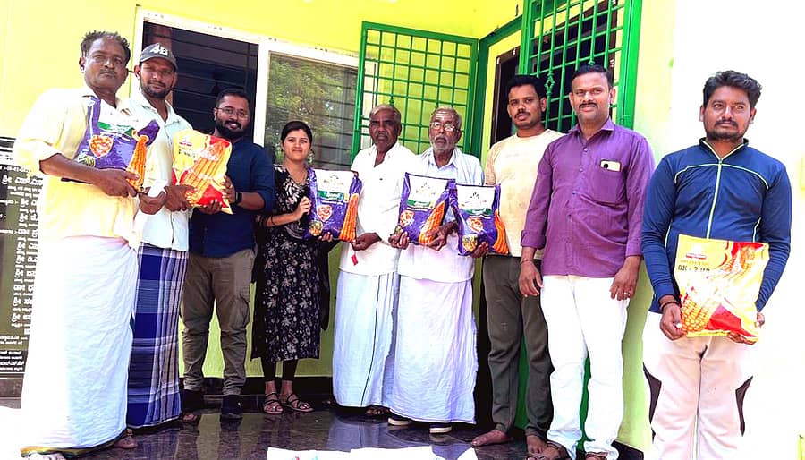 ಬಸವಾಪಟ್ಟಣ ರೈತ ಸಂಪರ್ಕ ಕೇಂದ್ರದಲ್ಲಿ ಬುಧವಾರ ಕೃಷಿ ಅಧಿಕಾರಿ ಎನ್ ಲತಾ ರೈತರಿಗೆ ಬಿತ್ತನೆ ಬೀಜ ವಿತರಿಸಿದರು
