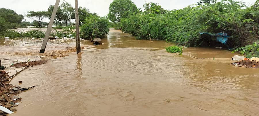 ಗುಳೇದಗುಡ್ಡ ಪಟ್ಟಣಕ್ಕೆ ಹೊಂದಿರುವ ಹಳ್ಳಕ್ಕೆ ಹೆಚ್ಚು ನೀರು ಬಂದಿದ್ದರಿಂದ ಸಣ್ಣ ಸೇತುವೆ ಮುಳುಗಡೆಯಾದ್ದರಿಂದ ಗ್ರಾಮಗಳ ಸಂಪರ್ಕ ಕಡಿದುಕೊಂಡಿತ್ತು