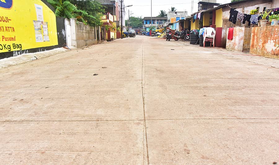 <div class="paragraphs"><p>ಹುಬ್ಬಳ್ಳಿಯ ಶಾಂತಿನಿಕೇತನ ಕಾಲೊನಿಯ ಸೆಟ್ಲಮೆಂಟ್‌ ಪ್ರದೇಶದಲ್ಲಿ ಸಿಮೆಂಟ್‌ ರಸ್ತೆ ನಿರ್ಮಿಸಿರುವುದು </p></div>