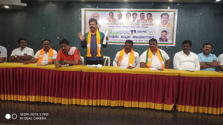 ಬಿಜೆಪಿ ನೇತೃತ್ವದ ಕೇಂದ್ರ ಸರ್ಕಾರ ಮೂರನೇ ಅವಧಿಯ ಮೊದಲನೇ ವರ್ಷ ಪೂರೈಸಿದ ಹಿನ್ನೆಲೆಯಲ್ಲಿ ಹೊನ್ನಾಳಿಯಲ್ಲಿ ಬಿಜೆಪಿ ತಾಲ್ಲೂಕು ಘಟಕದಿಂದ ಪ್ರಮುಖ ಕಾರ್ಯಕರ್ತರಿಗೆ ಹಮ್ಮಿಕೊಂಡಿದ್ದ ಕಾರ್ಯಾಗಾರದಲ್ಲಿ ಮಾಜಿ ಸಚಿವ ಎಂ.ಪಿ.ರೇಣುಕಾಚಾರ್ಯ ಮಾತನಾಡಿದರು