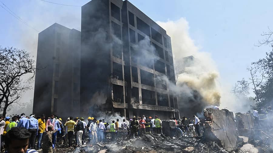 <div class="paragraphs"><p>ವಿಮಾನ ಪತನಗೊಂಡಿದ್ದು ವೈದ್ಯರ ವಸತಿ ಸಮುಚ್ಚಯದ ಮೇಲೆ</p></div>