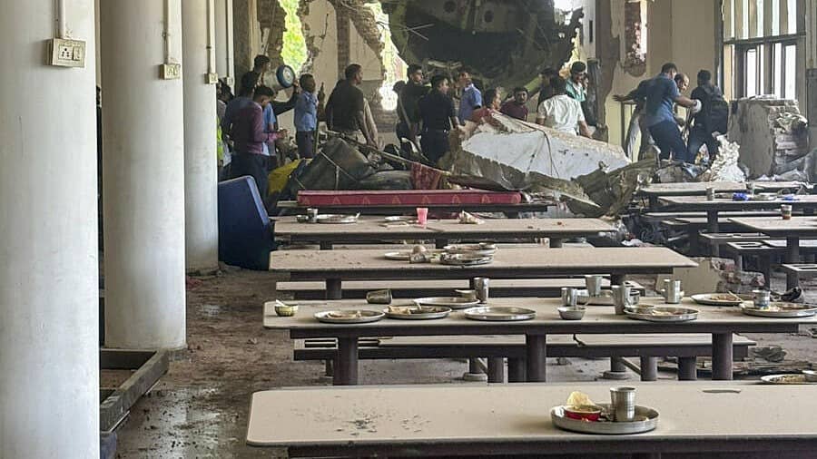 <div class="paragraphs"><p>ಗುಜರಾತ್‌ನ ಅಹಮದಾಬಾದ್‌ನ ಮೇಘನಿನಗರದಲ್ಲಿ ಅಪಘಾತಕ್ಕೀಡಾದ ವಿಮಾನದಿಂದ ಹಾನಿಗೀಡಾದ ಬಿ.ಜೆ. ವೈದ್ಯಕೀಯ ಕಾಲೇಜಿನ ವೈದ್ಯರ ವಸತಿ ಸಮುಚ್ಚಯ ಕಟ್ಟಡದಲ್ಲಿ ನಡೆದ ಶೋಧ ಕಾರ್ಯ</p></div>