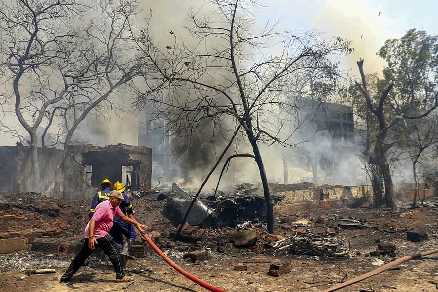 <div class="paragraphs"><p>ವಿಮಾನ ಪತನಗೊಂಡ ಸ್ಥಳದಲ್ಲಿ ದಟ್ಟಹೊಗೆ ಆವರಿಸಿರುವುದು&nbsp;</p></div>