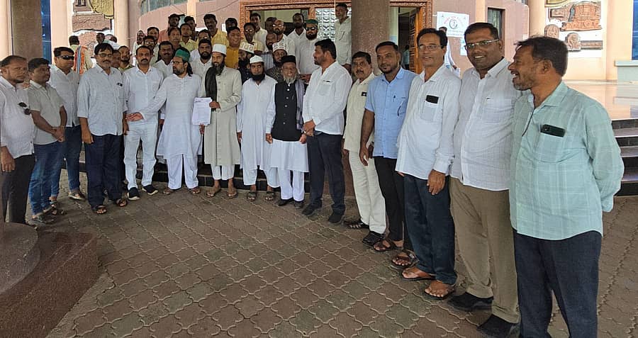 ವಕ್ಫ್ ತಿದ್ದುಪಡಿ ಕಾಯ್ದೆ ವಿರೋಧಿಸಿ ಕೊಪ್ಪಳದಲ್ಲಿ ಬುಧವಾರ ಅಖಿಲ ಭಾರತ ಮುಸ್ಲಿಂ ವೈಯಕ್ತಿಕ ಕಾನೂನು ಮಂಡಳಿ ಕೊಪ್ಪಳ ಘಟಕದ ಪದಾಧಿಕಾರಿಗಳು ಮನವಿ ಸಲ್ಲಿಸಿದರು