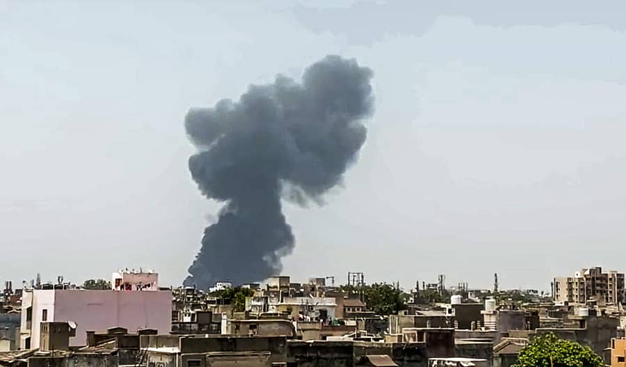 <div class="paragraphs"><p>ವಿಮಾನ ಪತನಗೊಂಡ ಸ್ಥಳದಲ್ಲಿ ದಟ್ಟಹೊಗೆ ಆವರಿಸಿರುವುದು&nbsp;</p></div>