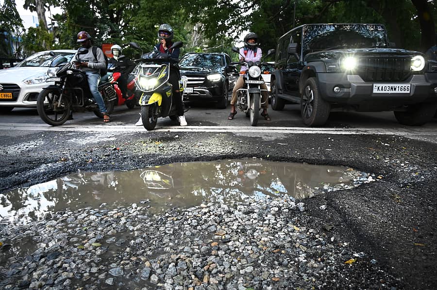 ಟ್ರಿನಿಟಿ ಜಂಕ್ಷನ್ನಿಂದ ಹಳೆ ವಿಮಾನ ನಿಲ್ದಾಣ ರಸ್ತೆಯ ಸಿಗ್ನಲ್ನಲ್ಲಿರುವ ಗುಂಡಿ
ಪ್ರಜಾವಾಣಿ ಚಿತ್ರ