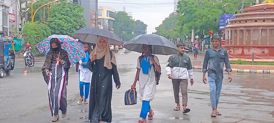 <div class="paragraphs"><p>ಮಳೆಯಲ್ಲೇ ಶಾಲೆ, ಕಾಲೇಜುಗಳಿಗೆ ಹೊರಟ ವಿದ್ಯಾರ್ಥಿಗಳು</p></div>