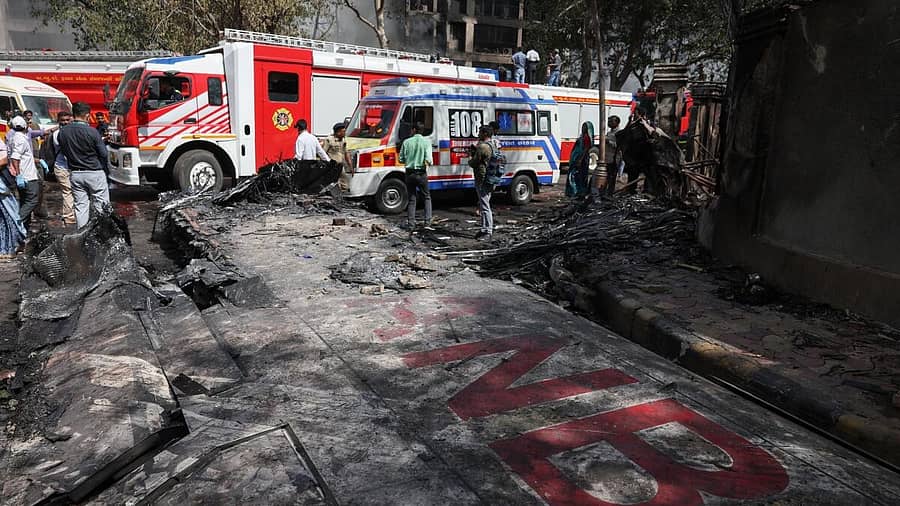 <div class="paragraphs"><p>ವಿಮಾನ ಪತನ ಸಂಭವಿಸಿದ ಅಹಮದಾಬಾದ್ನಲ್ಲಿ ರಕ್ಷಣಾ ಕಾರ್ಯಾಚರಣೆ ಚುರುಕುಗೊಂಡಿದೆ</p></div>