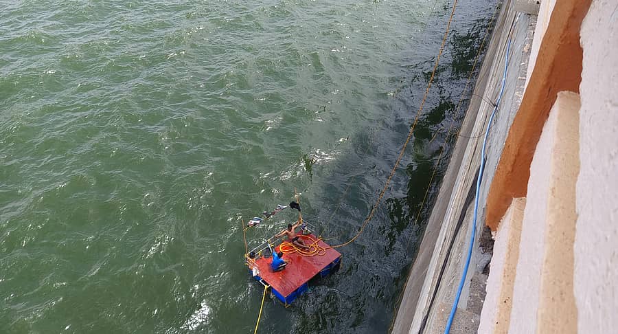 ಆಲಮಟ್ಟಿ ಅಣೆಕಟ್ಟೆಯ ಹಿಂಭಾಗದಲ್ಲಿ ಕಾಮಗಾರಿಗಾಗಿ ಹೋಗಿ ಕಾಮಗಾರಿ ನಡೆಸಲಾಗುತ್ತದೆ