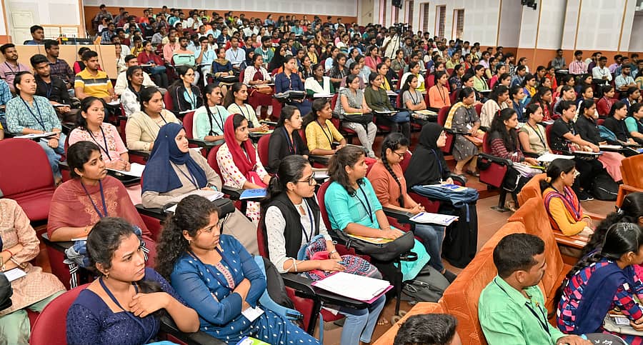<div class="paragraphs"><p>ಮೈಸೂರಿನ ಕರ್ನಾಟಕ ರಾಜ್ಯ ಮುಕ್ತ ವಿವಿಯ ‘ಸ್ಪರ್ಧಾತ್ಮಕ ಪರೀಕ್ಷಾ ತರಬೇತಿ ಕೇಂದ್ರ’ ಆಯೋಜಿಸಿದ್ದ ಸ್ಪರ್ಧಾತ್ಮಕ ಪರೀಕ್ಷಾ ತರಬೇತಿ ಶಿಬಿರದಲ್ಲಿ ಪಾಲ್ಗೊಂಡಿದ್ದ ಆಸಕ್ತರು</p></div>