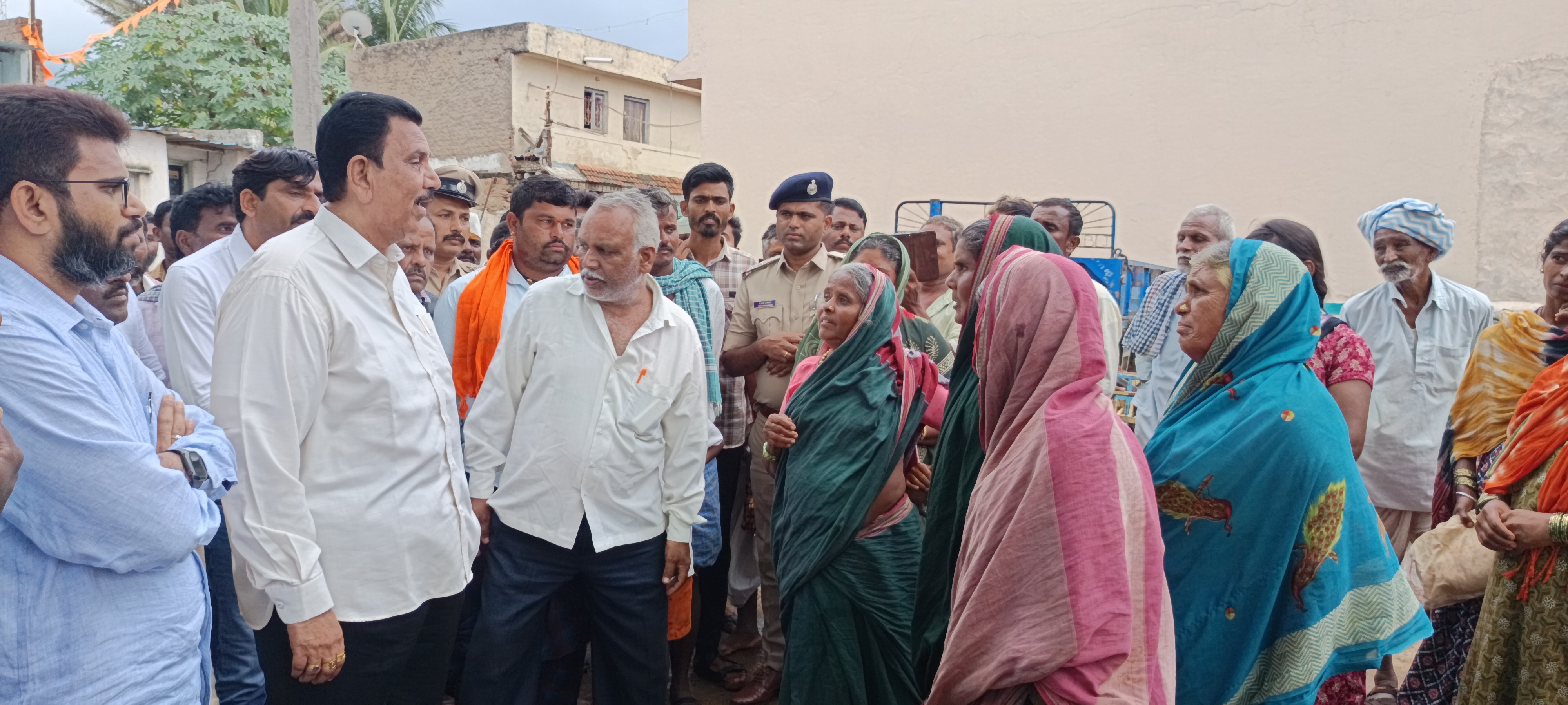 ಬೆಣ್ಣೆಹಳ್ಳ ಪ್ರವಾಹ ಪೀಡಿತ ರೋಣ ತಾಲ್ಲೂಕಿನ ಅಸೂಟಿ ಗ್ರಾಮಕ್ಕೆ ನರಗುಂದ ಶಾಸಕ ಸಿ.ಸಿ.ಪಾಟೀಲ ಭೇಟಿ ನೀಡಿ ಜನರೊಂದಿಗೆ ಮಾತನಾಡಿದರು.