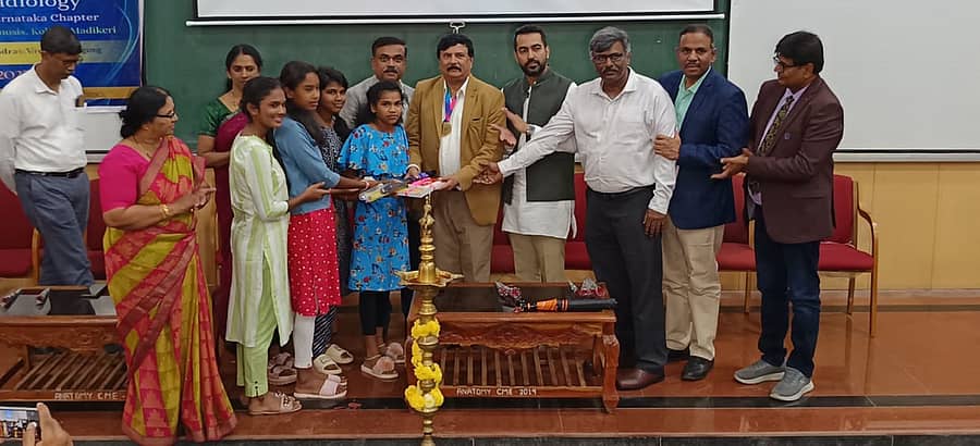 ಇಂಡಿಯನ್ ರೇಡಿಯೊಲಾಜಿಕಲ್‌ ಮತ್ತು ಇಮೇಜಿಂಗ್ ಅಸೋಸಿಯೇಷನ್‌ನ ಕರ್ನಾಟಕ ಘಟಕದ ವತಿಯಿಂದ ಕೊಡಗು ವೈದ್ಯಕೀಯ ವಿಜ್ಞಾನ ಸಂಸ್ಥೆಯ ಕ್ಷ– ಕಿರಣ ವಿಭಾಗ, ಕರ್ನಾಟಕ ಸರ್ಕಾರಿ ವೈದ್ಯಾಧಿಕಾರಿಗಳ ಸಂಘದ ಕೊಡಗು ಶಾಲೆಯ ಸಹಯೋಗದ ವತಿಯಿಂದ ಕಾಲೇಜಿನಲ್ಲಿ ನಡೆದ ರೇಡಿಯೊಲಾಜಿ ಸಮಾವೇಶವನ್ನು ಗಣ್ಯರು ಉದ್ಘಾಟಿಸಿ ವಿದ್ಯಾರ್ಥಿನಿಯರಿಗೆ ಲೇಖನ ಸಾಮಗ್ರಿ ವಿತರಿಸಿದರು