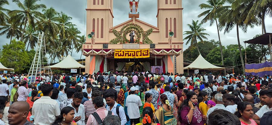 <div class="paragraphs"><p>ಕೆ.ಆರ್.ನಗರ ತಾಲ್ಲೂಕಿನ ಡೋರ್ನಹಳ್ಳಿಯಲ್ಲಿ ಶುಕ್ರವಾರ ನಡೆದ ಸಂತ ಅಂತೋಣಿ ಅವರ ವಾರ್ಷಿಕ ಮಹೋತ್ಸವದಲ್ಲಿ ಪಾಲ್ಗೊಂಡ ಭಕ್ತಾದಿಗಳು</p></div>