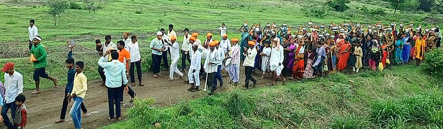 ಹೊರ್ತಿ ಸಮೀಪದ ಇಂಚಗೇರಿಯಲ್ಲಿ ದೇವಿ ಜಾತ್ರೋತ್ಸವದ ಅಂಗವಾಗಿ ಶುಕ್ರವಾರ ಮೆರವಣಿಗೆ ನಡೆಯಿತು