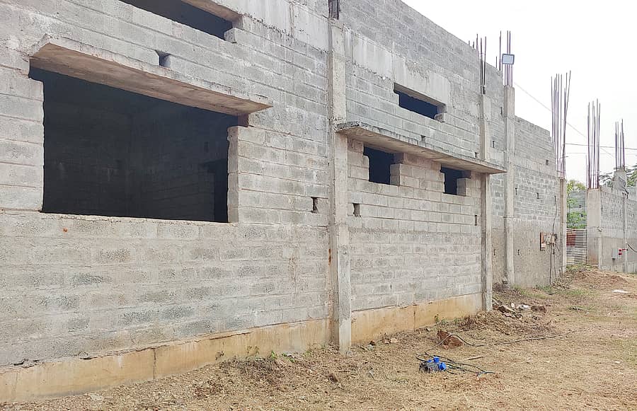 ಬ್ಯಾಡಗಿ ಪಟ್ಟಣದ ಎಸ್ಜೆಜೆಎಂ ತಾಲ್ಲೂಕು ಕ್ರೀಡಾಂಗಣದಲ್ಲಿ ನಿರ್ಮಾಣ ಹಂತದಲ್ಲಿರುವ ಒಳಾಂಗಣ ಕ್ರೀಡಾಂಗಣ ಸ್ಥಗಿತಗೊಂಡು ಅರ್ಧಕ್ಕೆ ನಿಂತಿದೆ.