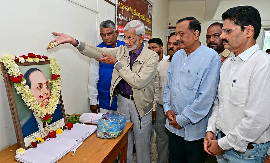 <div class="paragraphs"><p>‘ಬುಡ್ಗಜಂಗಮ, ಬೇಡಜಂಗಮ ಮತ್ತು ಬೇಡುವ ಜಂಗಮ’ ದುಂಡು ಮೇಜಿನ ಸಭೆಯಲ್ಲಿ ಎಸ್.ಎಂ. ಜಾಮದಾರ, ಸಿ.ಎಸ್. ದ್ವಾರಕಾನಾಥ್, ಶಿವಶರಣಪ್ಪ ಅವರು ಬಿ.ಆರ್‌. ಅಂಬೇಡ್ಕರ್ ಭಾವಚಿತ್ರಕ್ಕೆ ಪುಷ್ಪ ನಮನ ಸಲ್ಲಿಸಿದರು </p></div>
