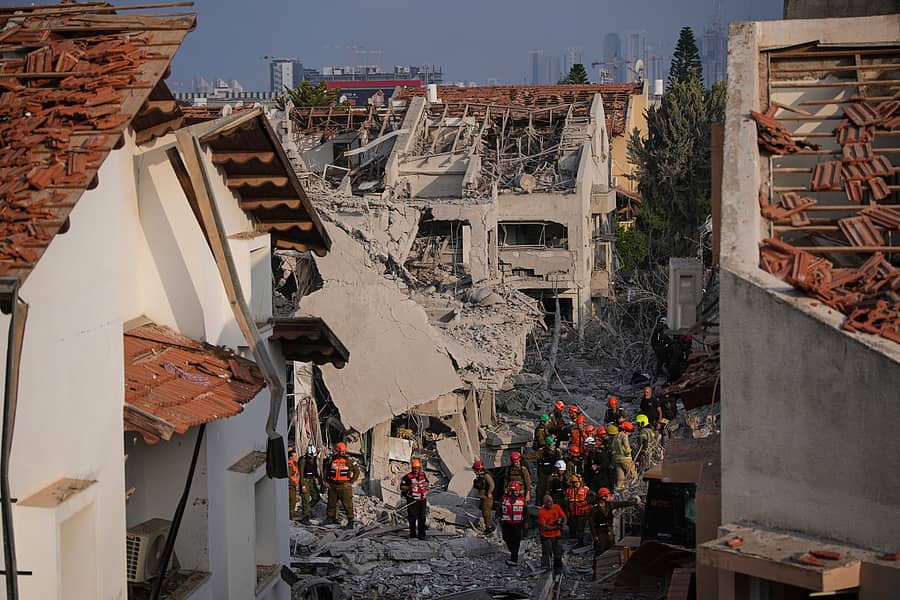 ಇರಾನ್‌ ನಡೆಸಿದ ಕ್ಷಿಪಣಿ ದಾಳಿಯಿಂದಾಗಿ ಇಸ್ರೇಲ್‌ನ ರಿಶಾನ್‌ ಲೀಜಿಯಾನ್‌ನಲ್ಲಿ ವಸತಿ ಸಮುಚ್ಚಯಗಳು ತೀವ್ರ ಹಾನಿಗೊಂಡಿದ್ದು, ರಕ್ಷಣಾ ಸಿಬ್ಬಂದಿ ಪರಿಶೀಲಿಸಿದರು –ಎ.ಪಿ.ಚಿತ್ರ