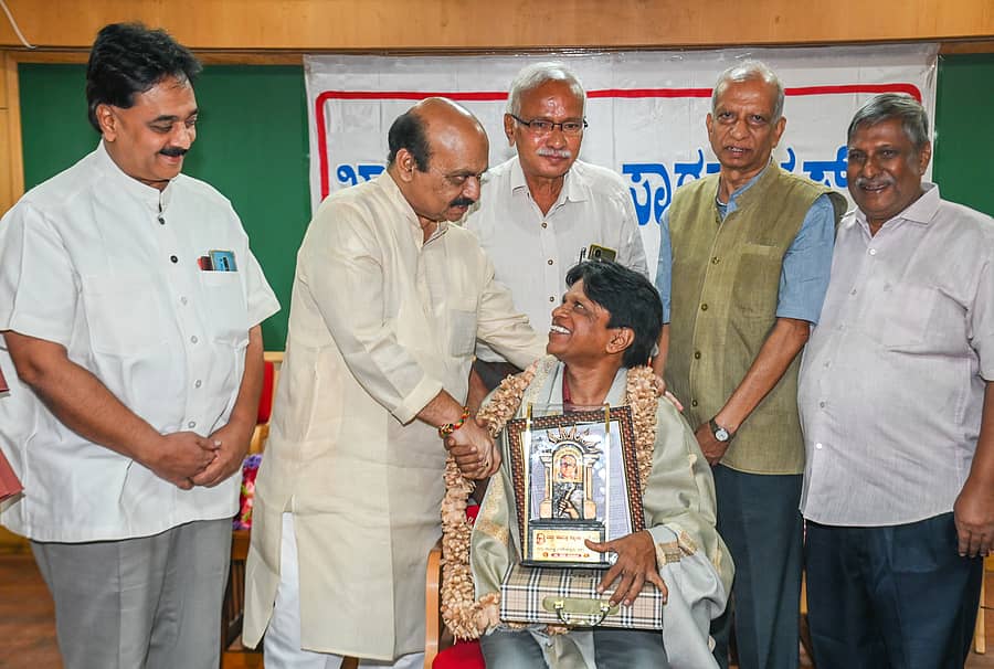 <div class="paragraphs"><p>ನಗರದಲ್ಲಿ ಶನಿವಾರ ಆಯೋಜಿಸಿದ್ದ ಕಾರ್ಯಕ್ರಮದಲ್ಲಿ ಪತ್ರಕರ್ತ ಕೂಡ್ಲಿ ಗುರುರಾಜ ಅವರಿಗೆ ‘ಖಾದ್ರಿ ಶಾಮಣ್ಣ ಪತ್ರಿಕೋದ್ಯಮ’ ಪ್ರಶಸ್ತಿ ಪ್ರದಾನ ಮಾಡಲಾಯಿತು. ವೂಡೇ ಪಿ. ಕೃಷ್ಣ, ಬಸವರಾಜ ಬೊಮ್ಮಾಯಿ, ಮೀರಾಸಾಬಿಹಳ್ಳಿ ಶಿವಣ್ಣ, ಕೆ.ವಿ. ನಾಗರಾಜ್, ಎಚ್. ಆರ್. ಶ್ರೀಶ ಉಪಸ್ಥಿತರಿದ್ದರು&nbsp; </p></div>